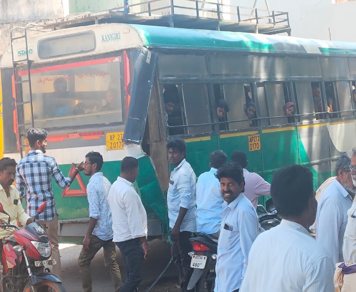 ఆర్టీసీ బస్సును ఢీకొన్న టిప్పర్