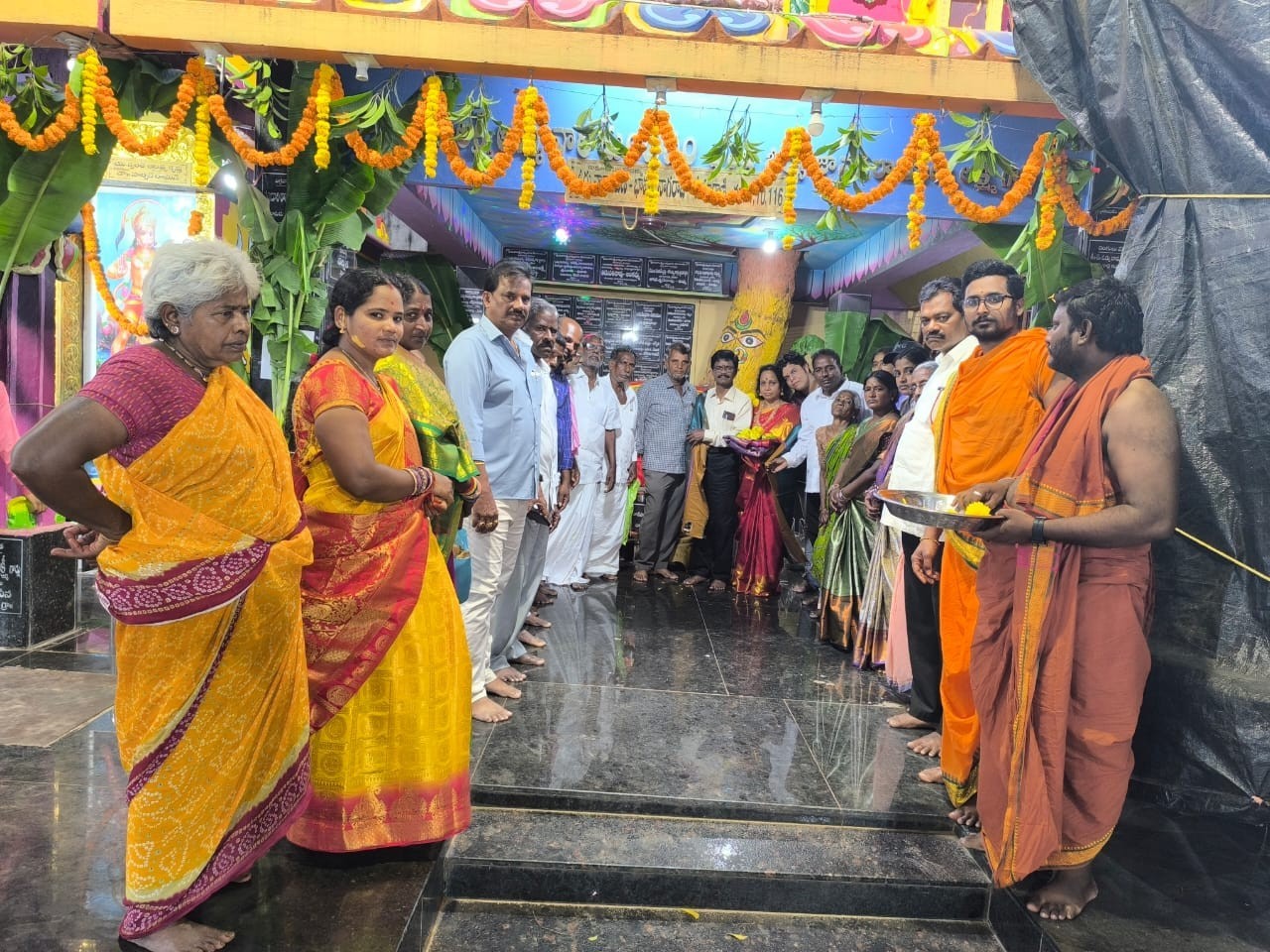 మహాలక్ష్మి అమ్మవారికి బంగారం వితరణ చేసిన డాక్టర్