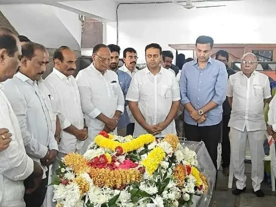 దామోదర్ రెడ్డి భౌతిక కాయానికి గుత్తా నివాళి