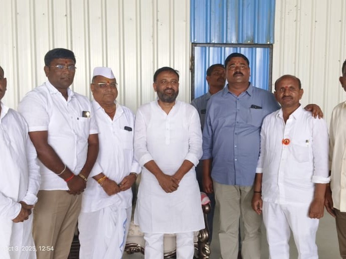 ఎమ్మెల్యేను కలిసిన మద్నూర్ మండల కాంగ్రెస్ నాయకులు