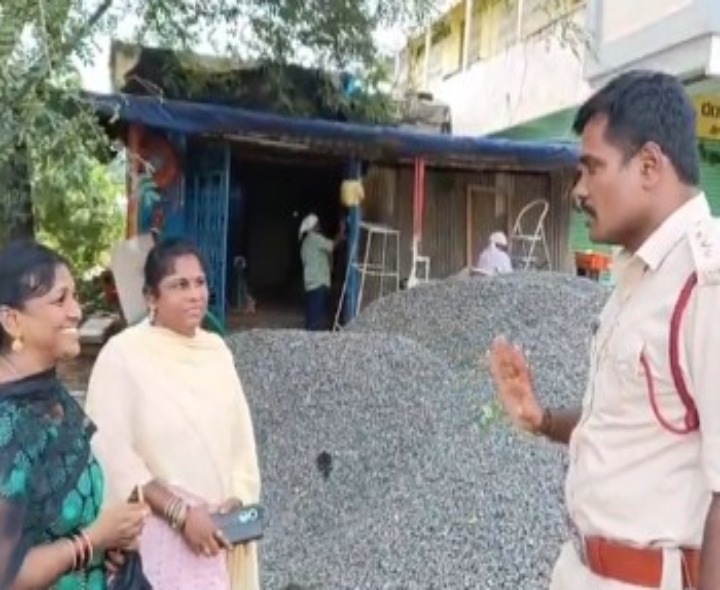 బాణాసంచా దుకాణాలను పరిశీలించిన ఫైర్ ఆఫీసర్