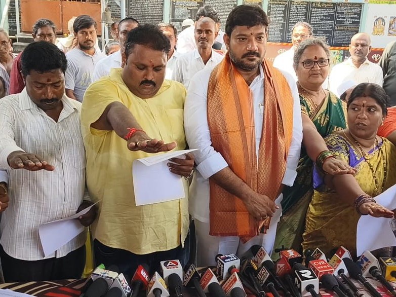 దేవస్థానంలో ధర్మకర్తల మండలి ప్రమాణ స్వీకారం
