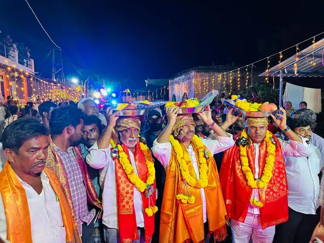 చౌడేశ్వరి అమ్మవారికి పట్టువస్త్రాలు సమర్పన మాజీ MLA