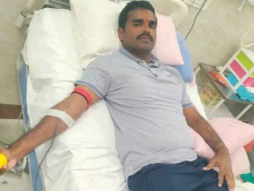 ఆపదలో ఉన్న వ్యక్తికి రక్తదానం చేసిన తహసీల్దార్