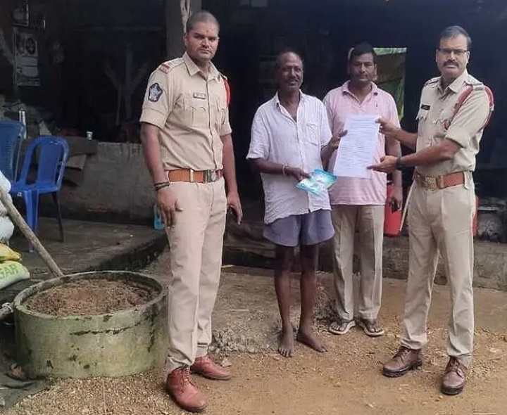 బాణాసంచా దుకాణాల్లో తనిఖీలు చేసిన సీఐ