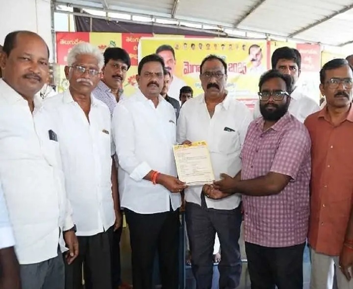 ‘బాధిత కుటుంబానికి భీమా చెక్కు అందజేత’