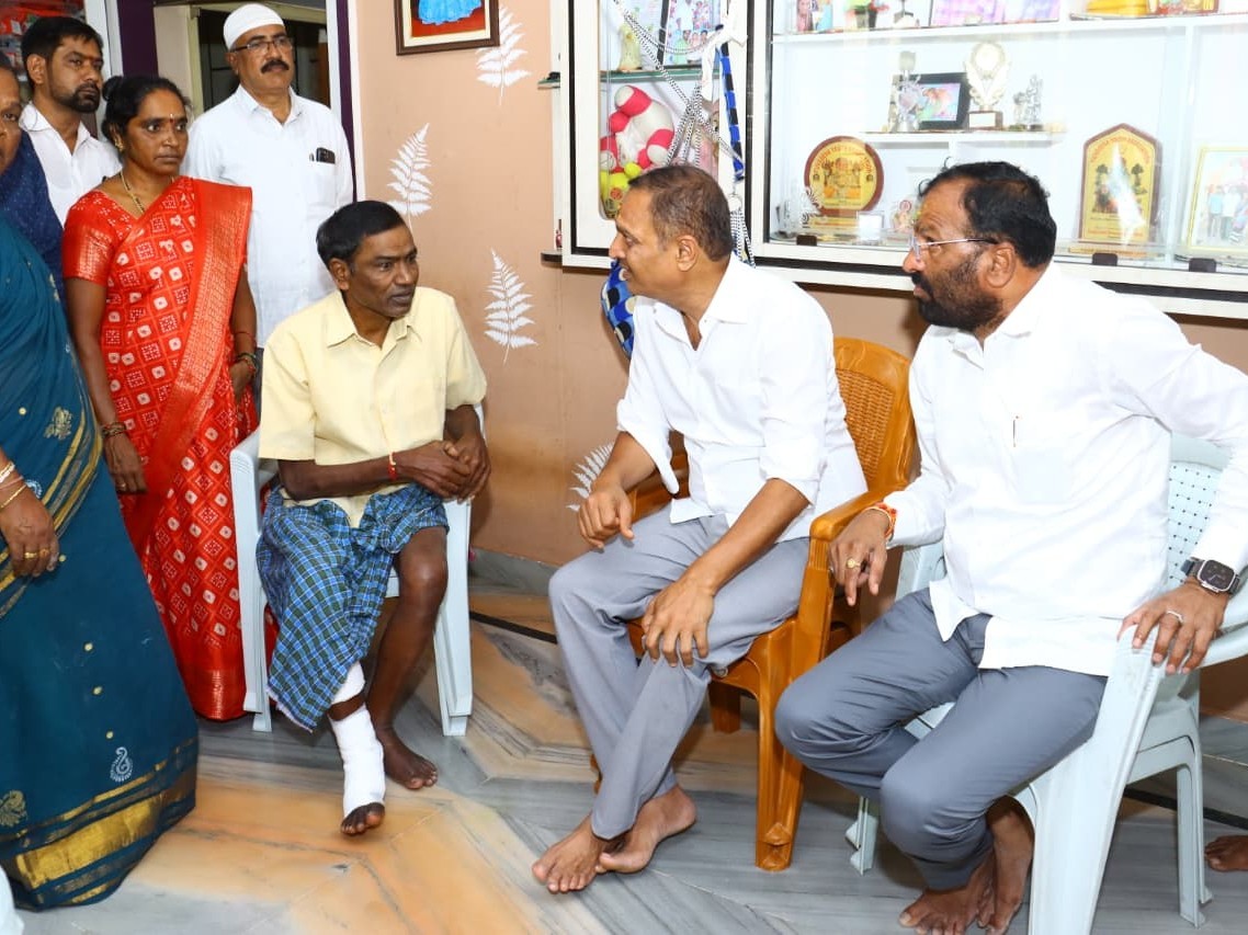 కార్యకర్తను పరామర్శించిన ఎమ్మెల్యే
