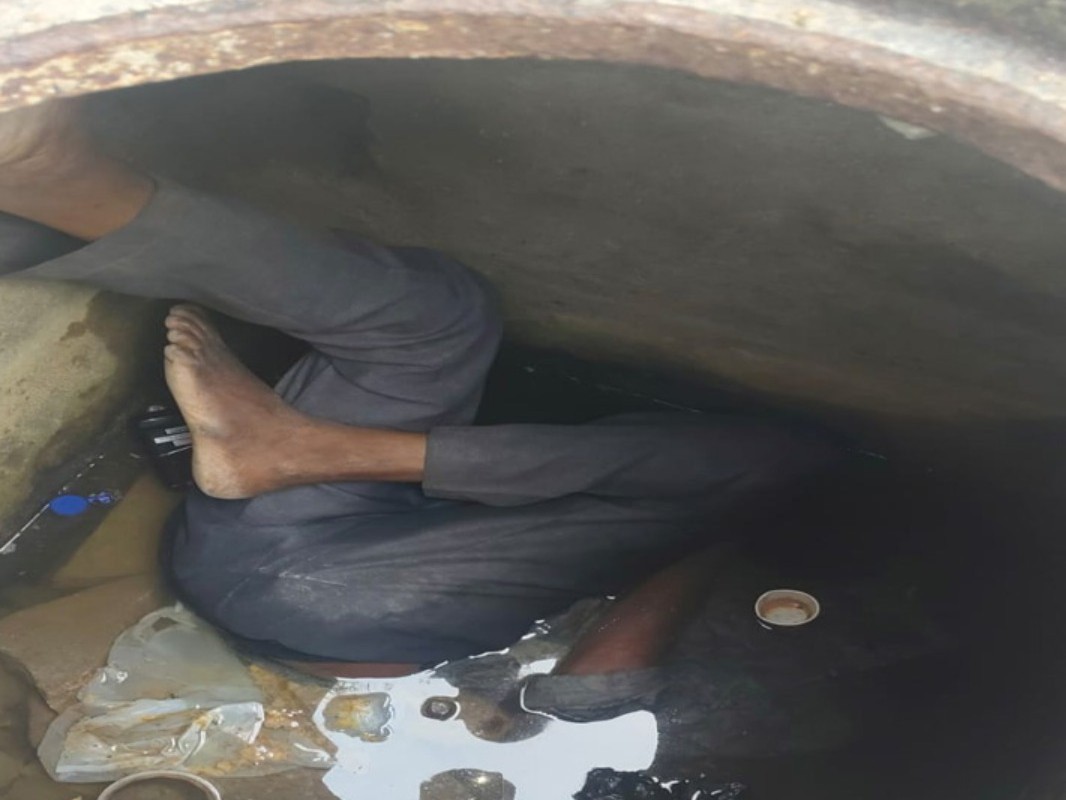 మ్యాన్ హోల్‌లో పడి వ్యక్తి మృతి