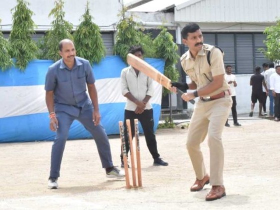 యువత చెడు వ్యసనాలకు దూరoగా ఉండాలి: సీపీ