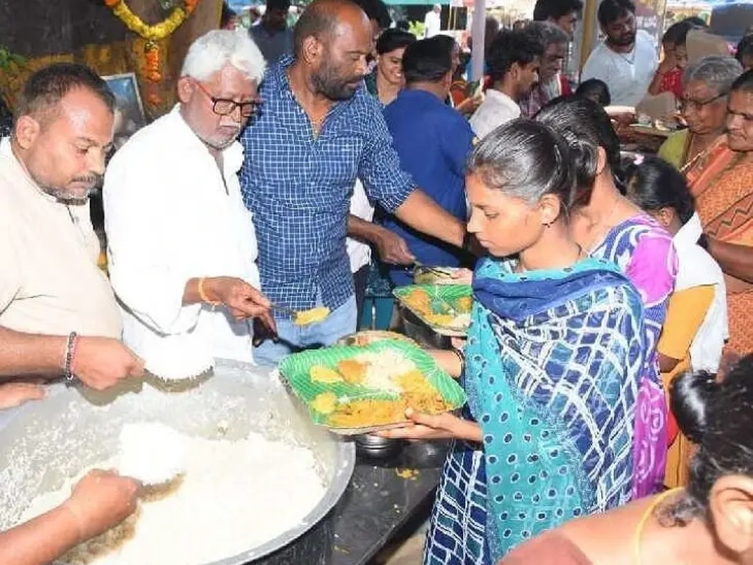 తెనాలి అమ్మవారి ఆలయాల వద్ద అన్న సంతర్పణ
