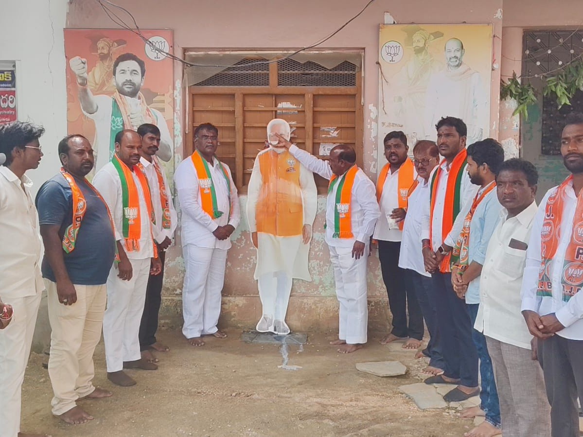 ప్రధాని మోదీకి బీజేపీ పాలాభిషేకం