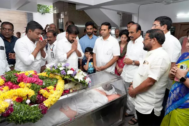 దామోదర్ రెడ్డి భౌతికకాయానికి సీఎం నివాళులు