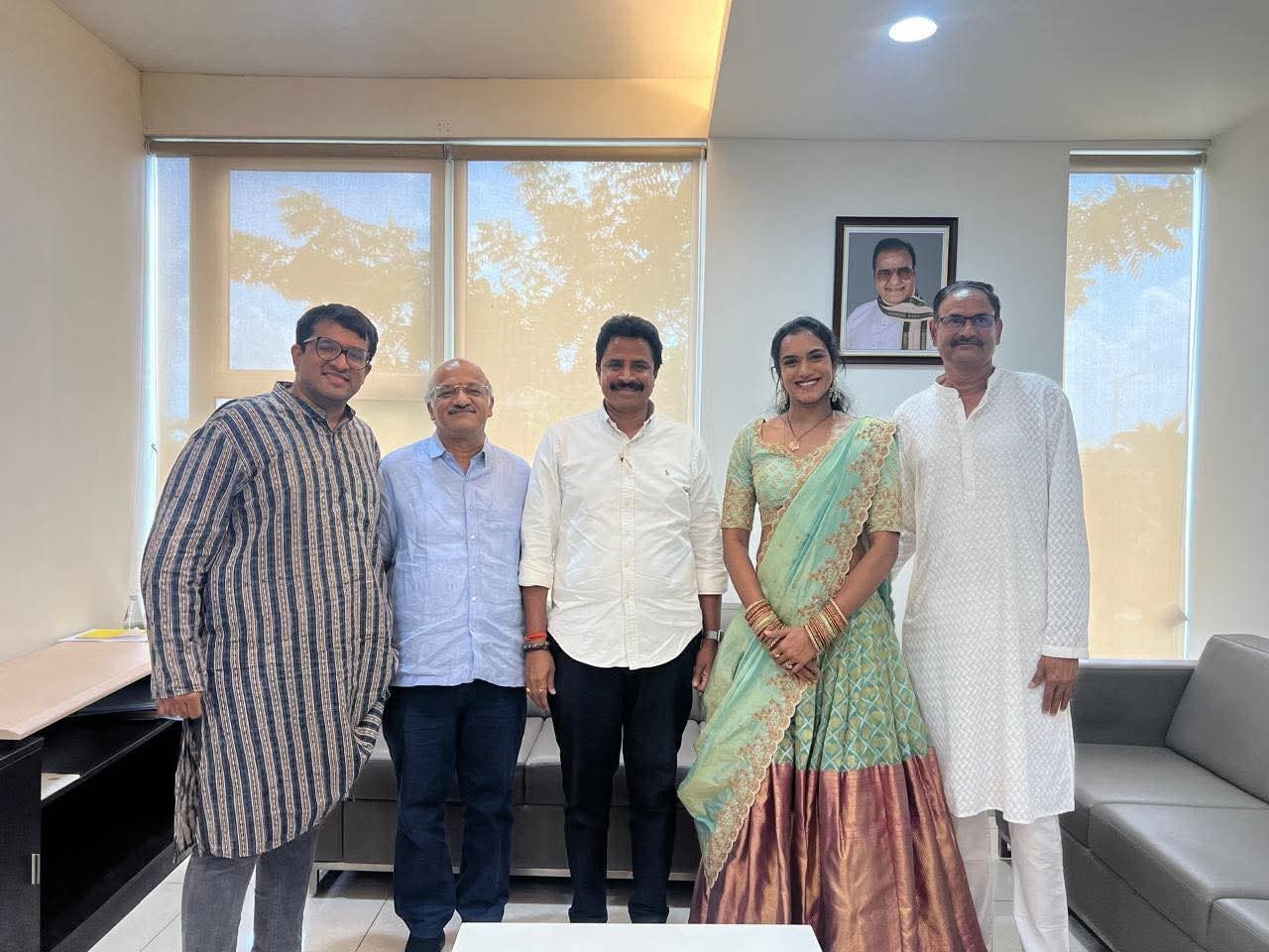 పీవీ సింధుని కలిసిన తణుకు ఎమ్మెల్యే