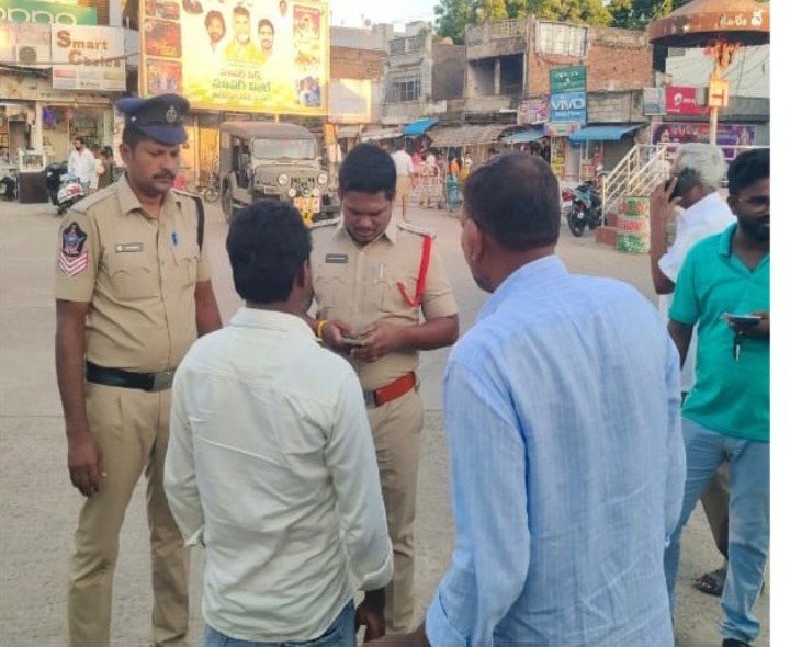 ముమ్మర తనిఖీలు నిర్వహించిన ఎస్సై