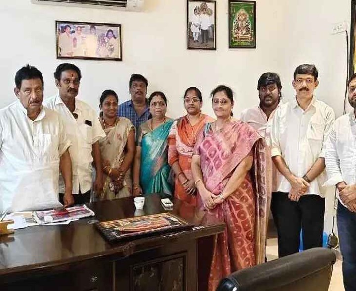 ఎమ్మెల్యేని కలిసిన నూతన పాలకమండలి సభ్యులు