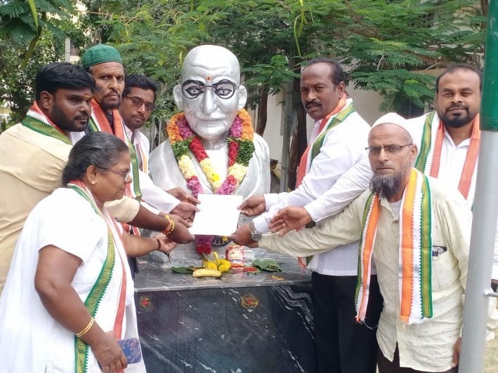 జాతిపిత విగ్రహానికి వినతి పత్రం అందజేత