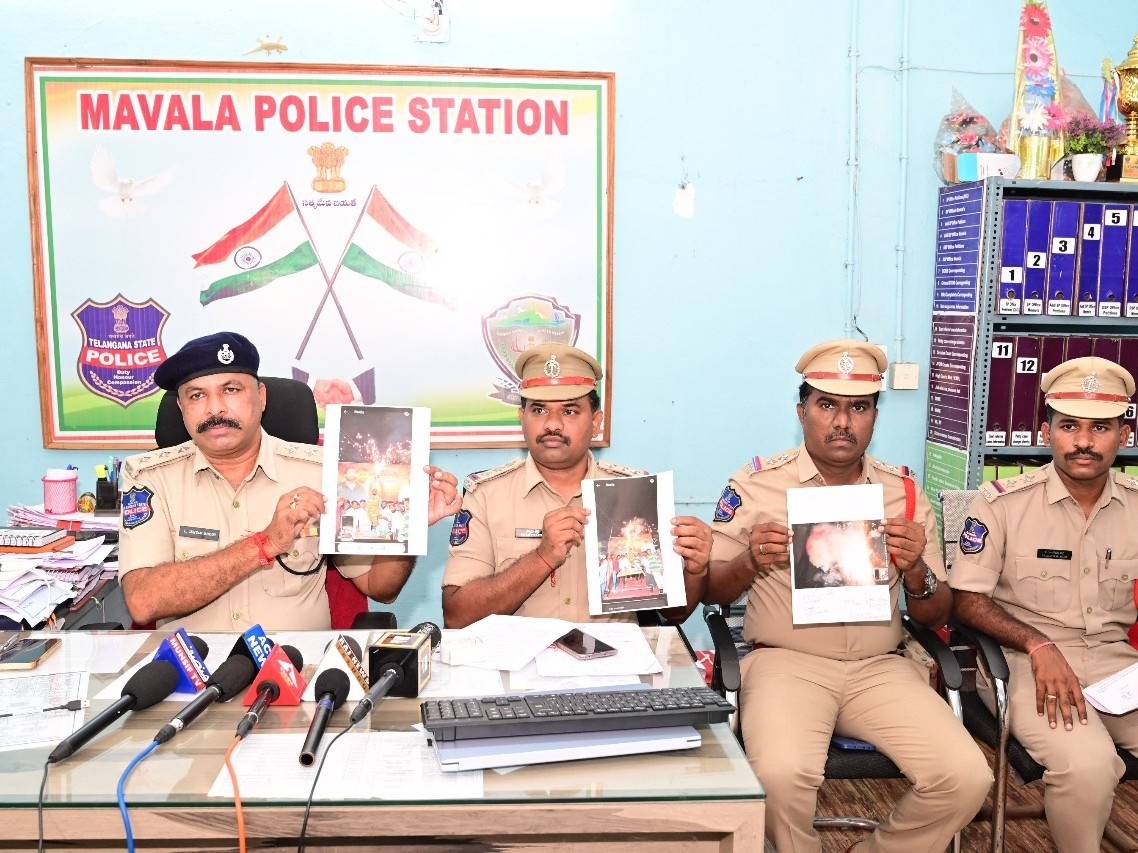 రోడ్లపై పుట్టినరోజు వేడుకలు నిషేధం: DSP జీవన్ రెడ్డి