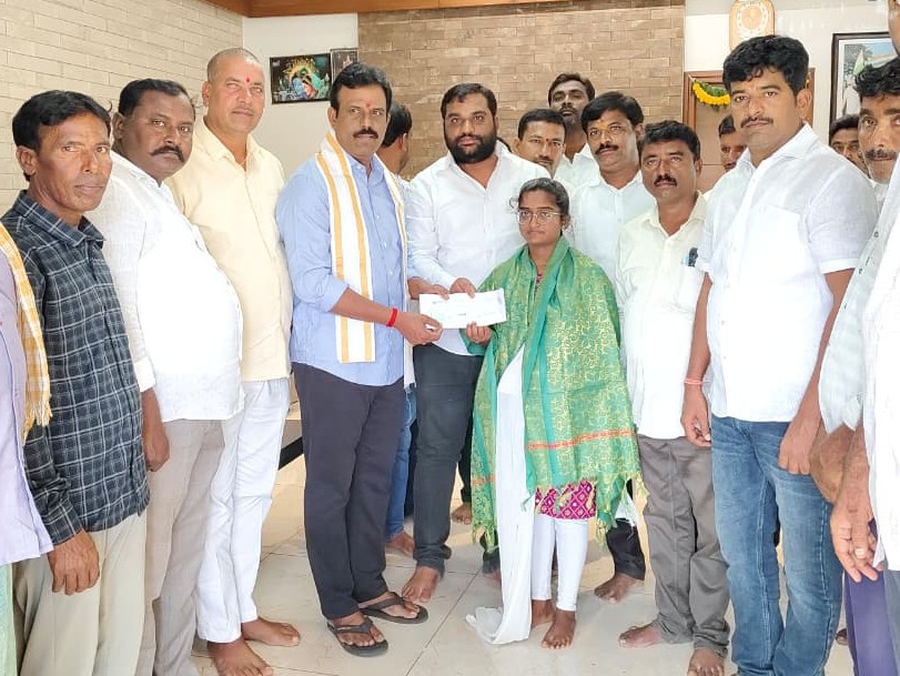 MBBS విద్యార్థినికి ఎమ్మెల్యే చేయూత