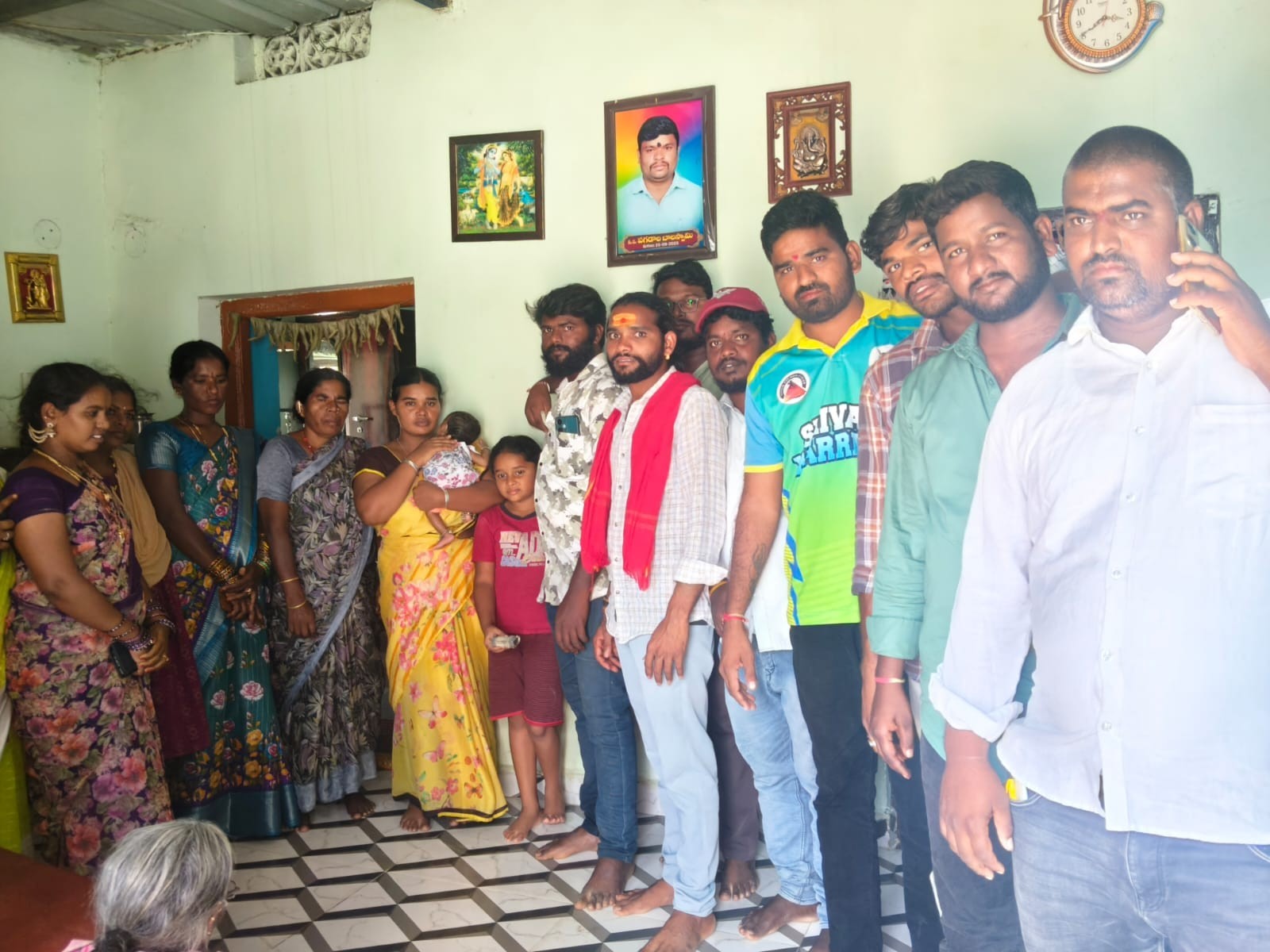 స్నేహితుని కుటుంబానికి ఆర్థీక సాయం