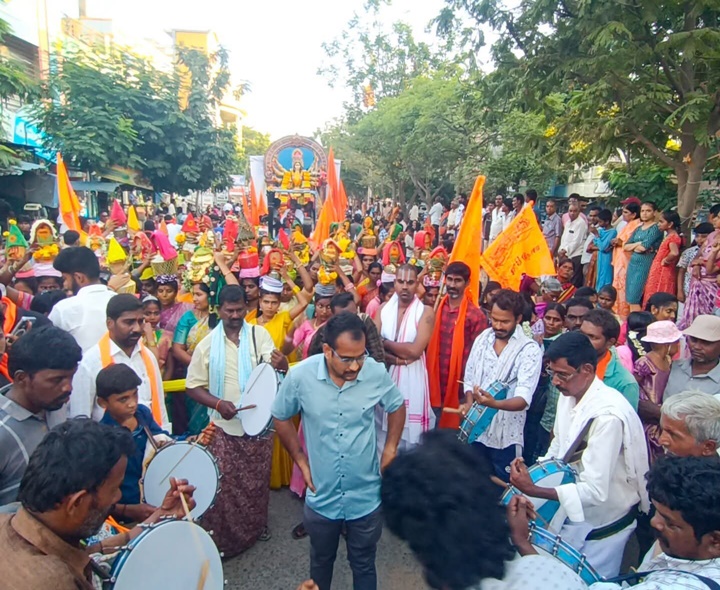 వేలాది మంది భక్తుల సమక్షంలో శోభాయాత్ర