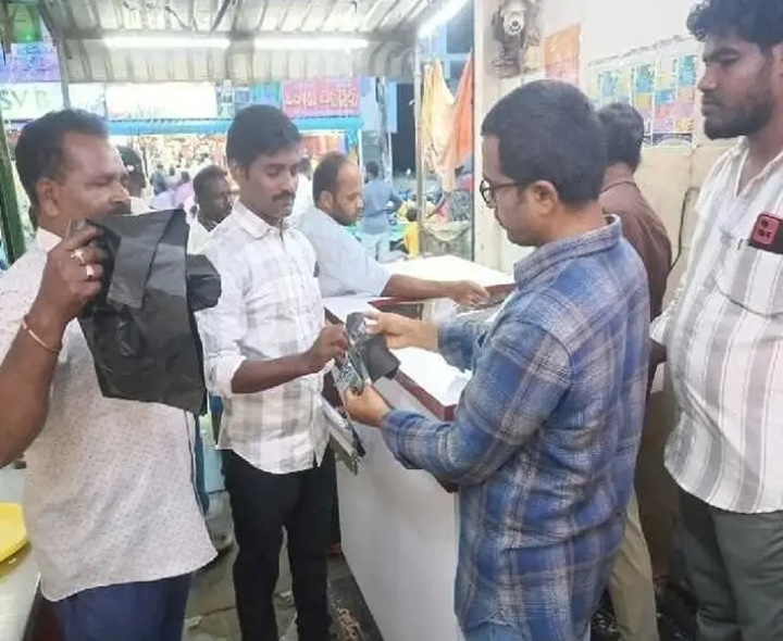 దుకాణాల్లో మున్సిపల్ సిబ్బంది తనిఖీలు