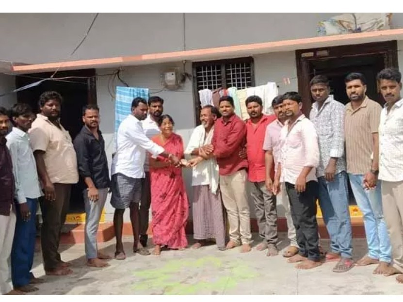 బాధిత కుటుంబానికి అండగా నిలిచిన స్నేహితులు