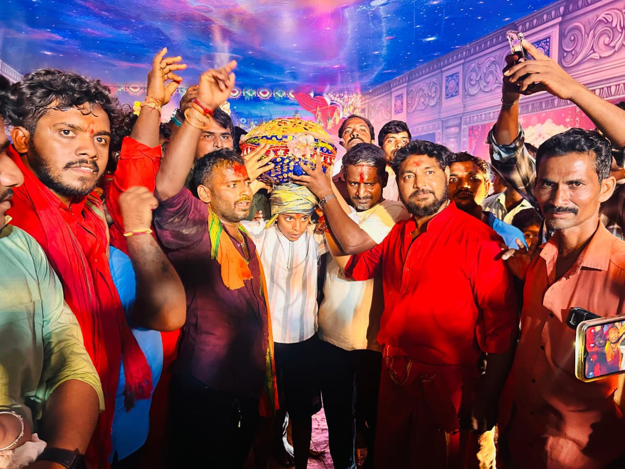 భారీ ధర పలికిన దుర్గామాత లడ్డు