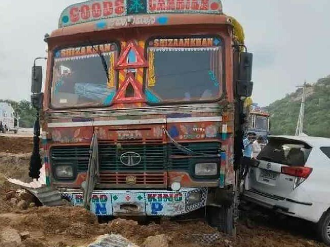 వరుసగా మూడు కార్లను ఢీ కొట్టిన లారీ