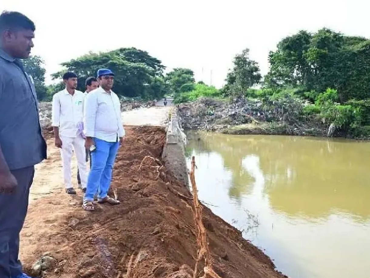 బ్రిడ్జి పనులను వేగవంతం చేయాలి: కలెక్టర్