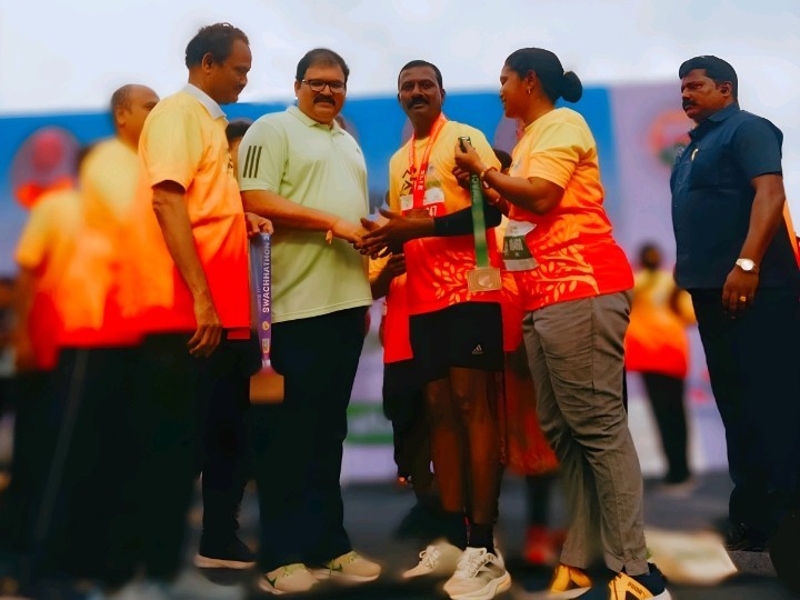 విజయవాడ ఆఫ్ మారథాన్‌లో ఫినిషర్ మెడల్ సాధించిన వేల్పూర్ వాసి