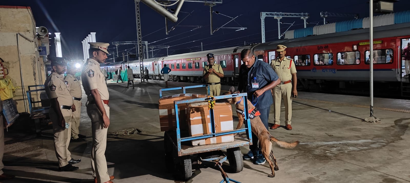 రైల్వే స్టేషన్‌లో డాగ్ స్క్వాడ్ తనిఖీలు