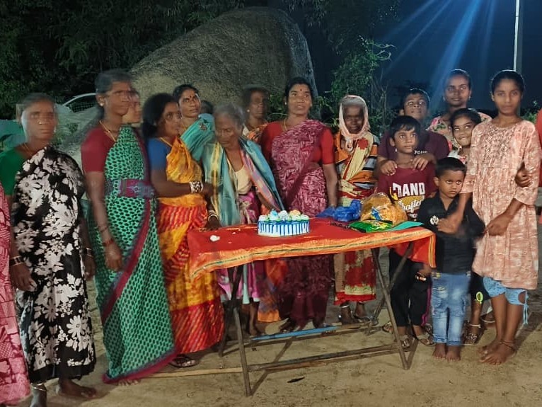 శతాధిక వృద్ధురాలికి జన్మదిన వేడుకలు