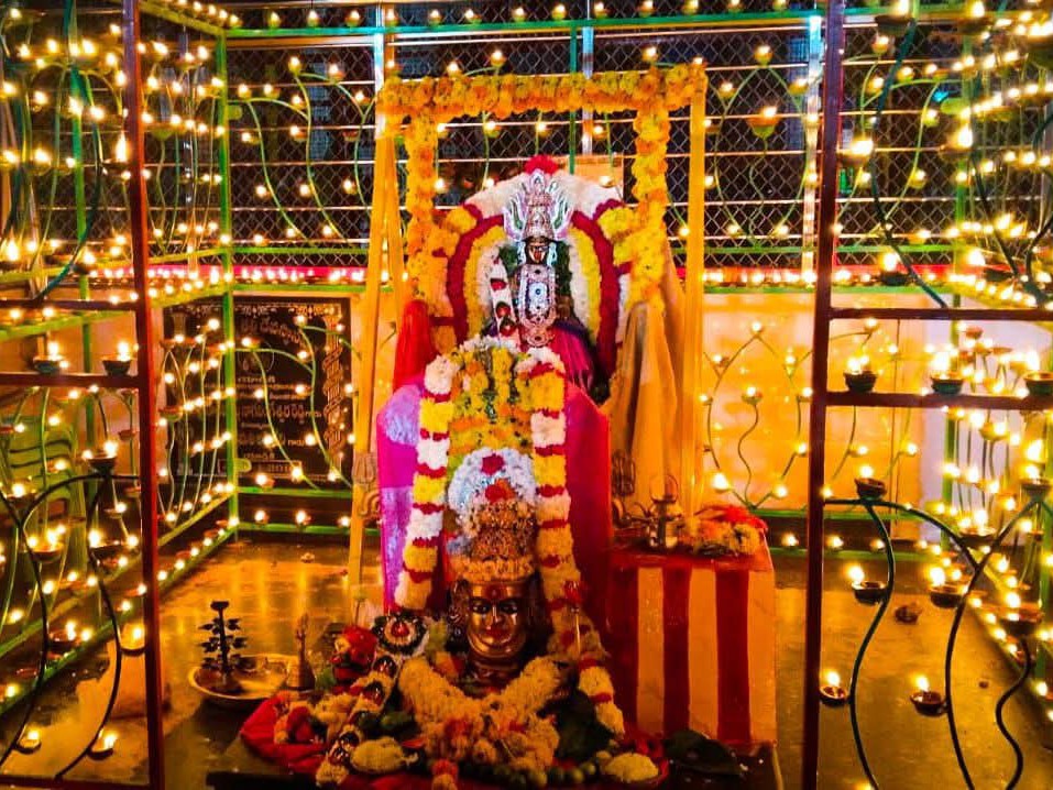 దీపాల కాంతుల్లో పెద్దమ్మ తల్లి దర్శనం