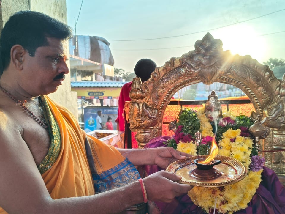 రాజగోపురంలో అమ్మవారికి ప్రత్యేక మంగళహారతి