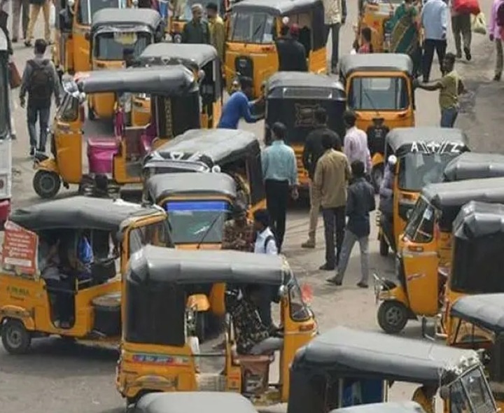 జిల్లాలో 17,406 మంది ఆటో డ్రైవర్లకు రూ. 15 వేలు