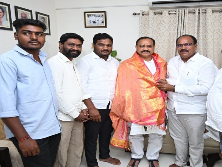 టీపీసీపీ చీఫ్‌ను కలిసిన మాజీ ఎంపీపీ
