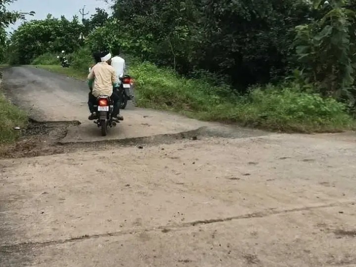 వర్షాల కారణంగా గుంతలమయమైన రహదారి