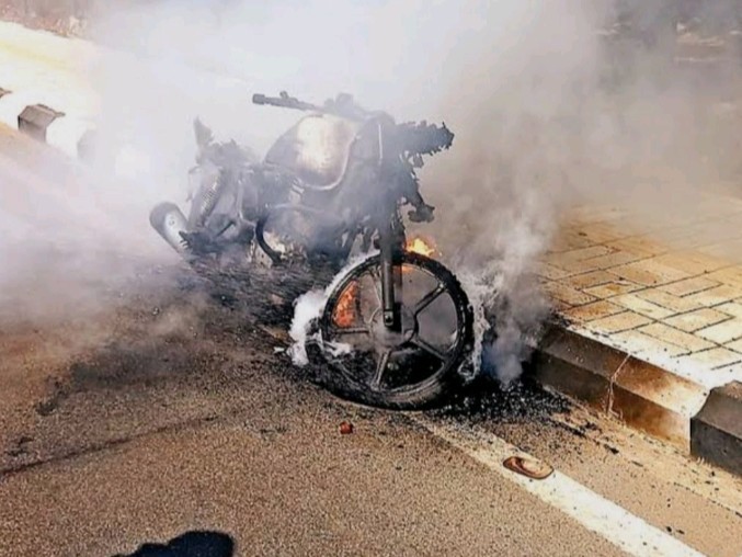 బైకు నిప్పు పెట్టిన  దుండగులు