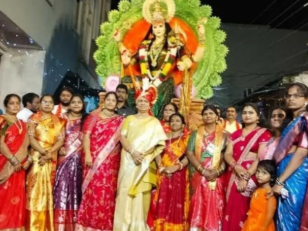 నిమజ్జనోత్సవాల్లో పాల్గొన్న ఎంపీ