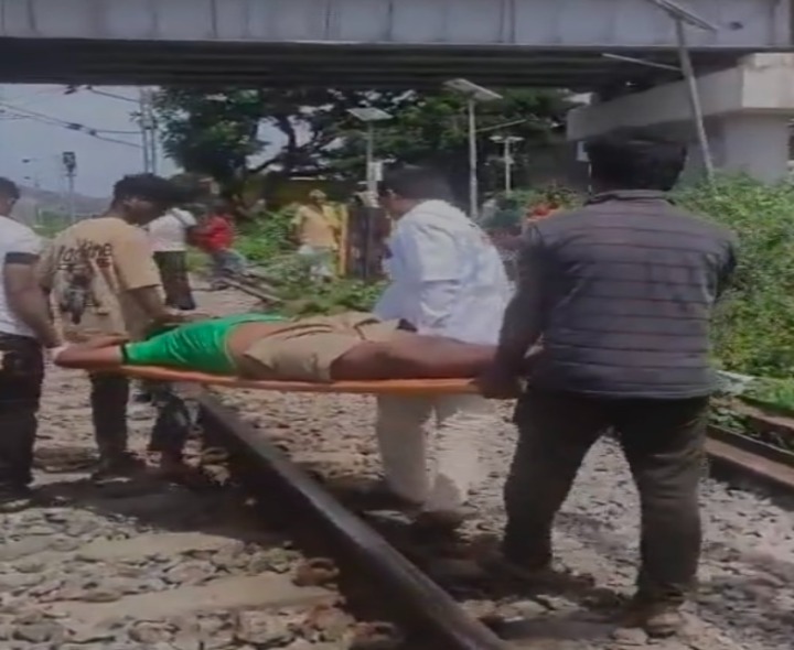 రైలు ఢీకొని గుర్తుతెలియని వ్యక్తికి గాయాలు