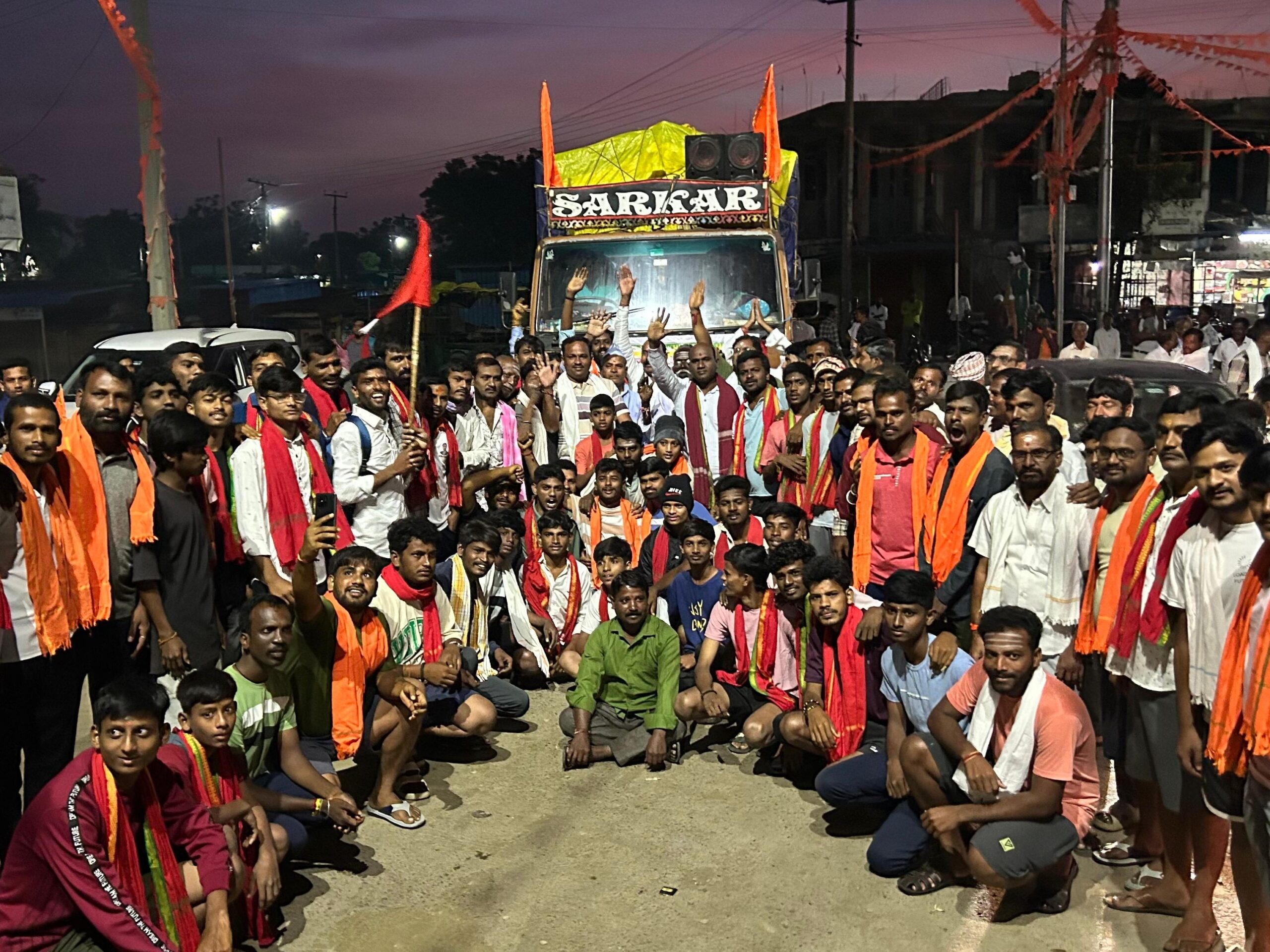 తుల్జాపూర్‌కు యువకుల పాదయాత్ర