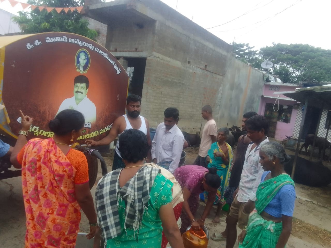ట్యాంకర్‌లతో త్రాగునీరు పంపిణీ