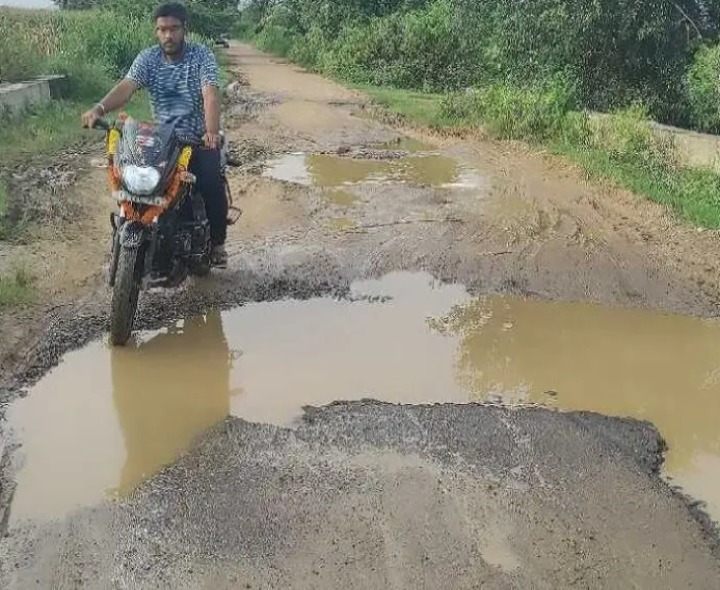 ప్రధాన రహదారి పై గుంతలు.. ఇబ్బంది పడుతున్న ప్రజలు