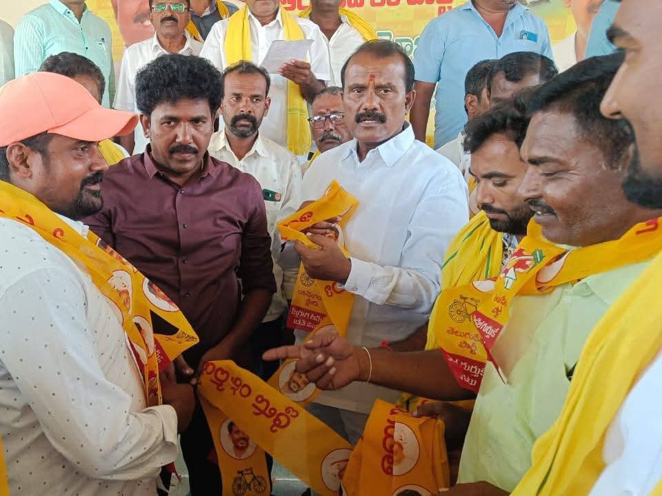 టీడీపీలో చేరిన 50 కుటుంబాలు