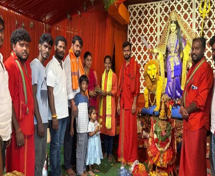 భారీ ధర పలికిన.. అమ్మవారి చీర