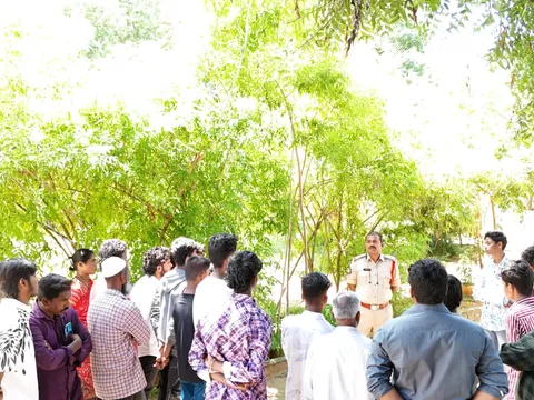 మైనర్లకు వాహనాలు ఇస్తే తల్లిదండ్రులపై కేసులు: ఎస్సై