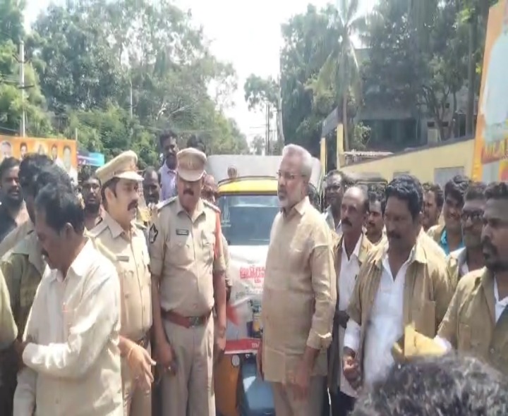 ఆటో డ్రైవర్ల ర్యాలీని ప్రారంభించిన ఎమ్మెల్యే