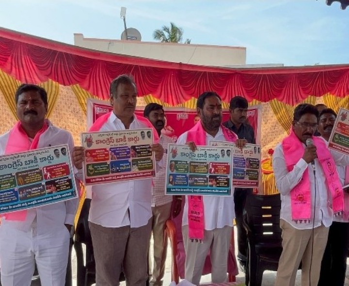 కాంగ్రెస్ బాకీ కార్డులు పంపిణీ చేసిన మాజీ మంత్రి ఎర్రబెల్లి