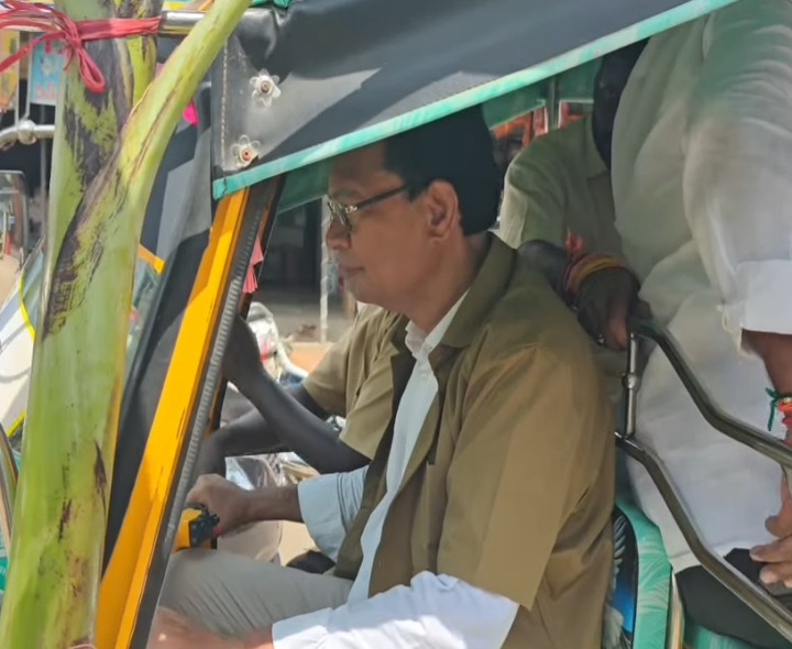 మలికిపురంలో ఆటో నడిపిన ఎమ్మెల్యే