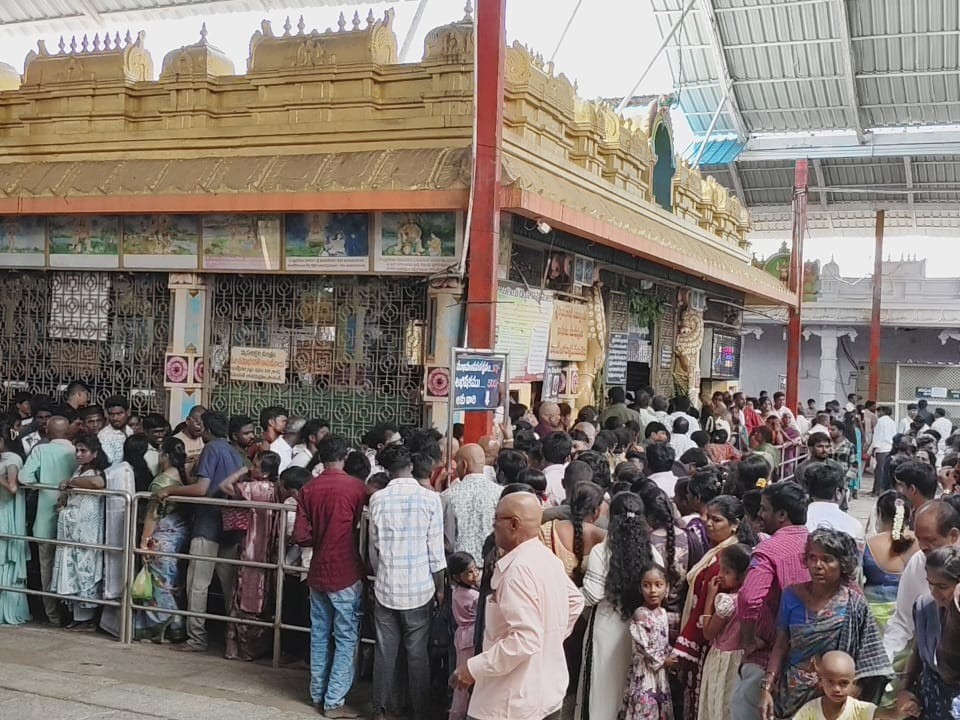 కసాపురం ఆంజనేయస్వామి ఆలయానికి పోటెత్తిన భక్తాదులు